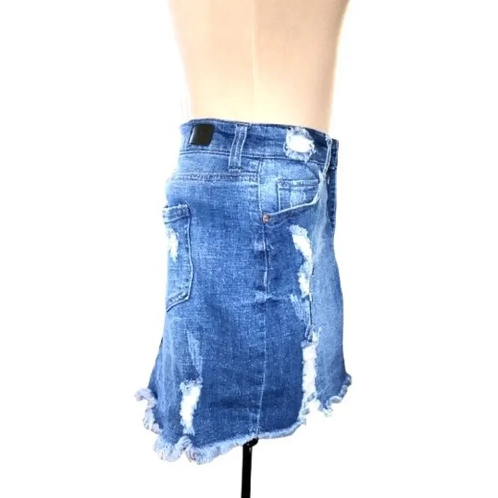 Celebrity Pink Distressed Cadillac Med Wash Denim Mini Skirt Size 7/28‎